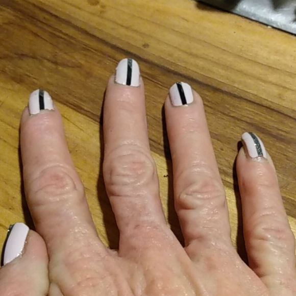 How  to apply nail wraps - Picture 2 of 12